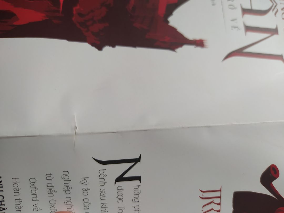 Sách rất cũ, bìa cong góc, dơ, đã vậy còn bị rạch rách một đường (cả bìa trong lẫn ngoài). Tay sách liên kết k chặt và lúc mình lật sách qua một lượt thì thấy có dấu hiệu như sách đã bị người khác đọc rồi. Vì mình mua bộ 3 cuốn, 2 cuốn khác rất mới, sách rất chặt, riêng cuốn này thì lỏng lẻo như bị mở ra đọc rồi ý