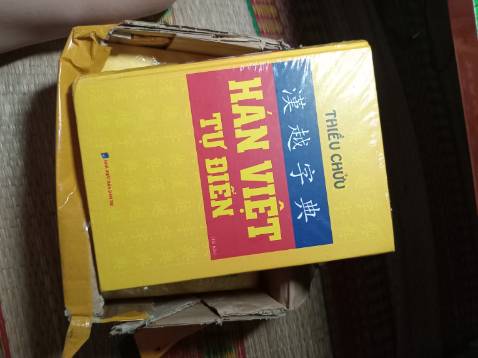 Để ảnh bìa màu xanh nhưng lại giao màu vàng 
Phải để hình đúng hình sản phẩm giao chứ ạ 
Em muốn đổi hàng hoặc trả hàng đc k ạ