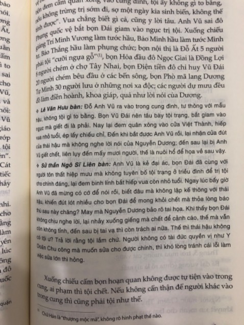Sách một cuốn bìa mềm một cuốn bìa cứng. Giấy trắng hoi mỏng, chữ in rõ nét. Sách hai cuốn khá là dày.
