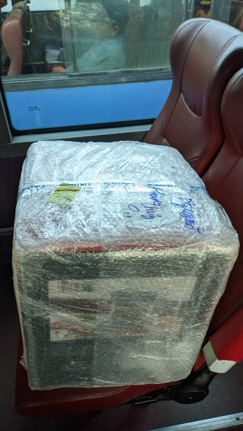 Hàng mới nhưng đã bốc hộp.  đóng gói hàng ko kỹ thùng bị móp rất may máy ko bị sao.mong shop đóng gói cẩn thận.