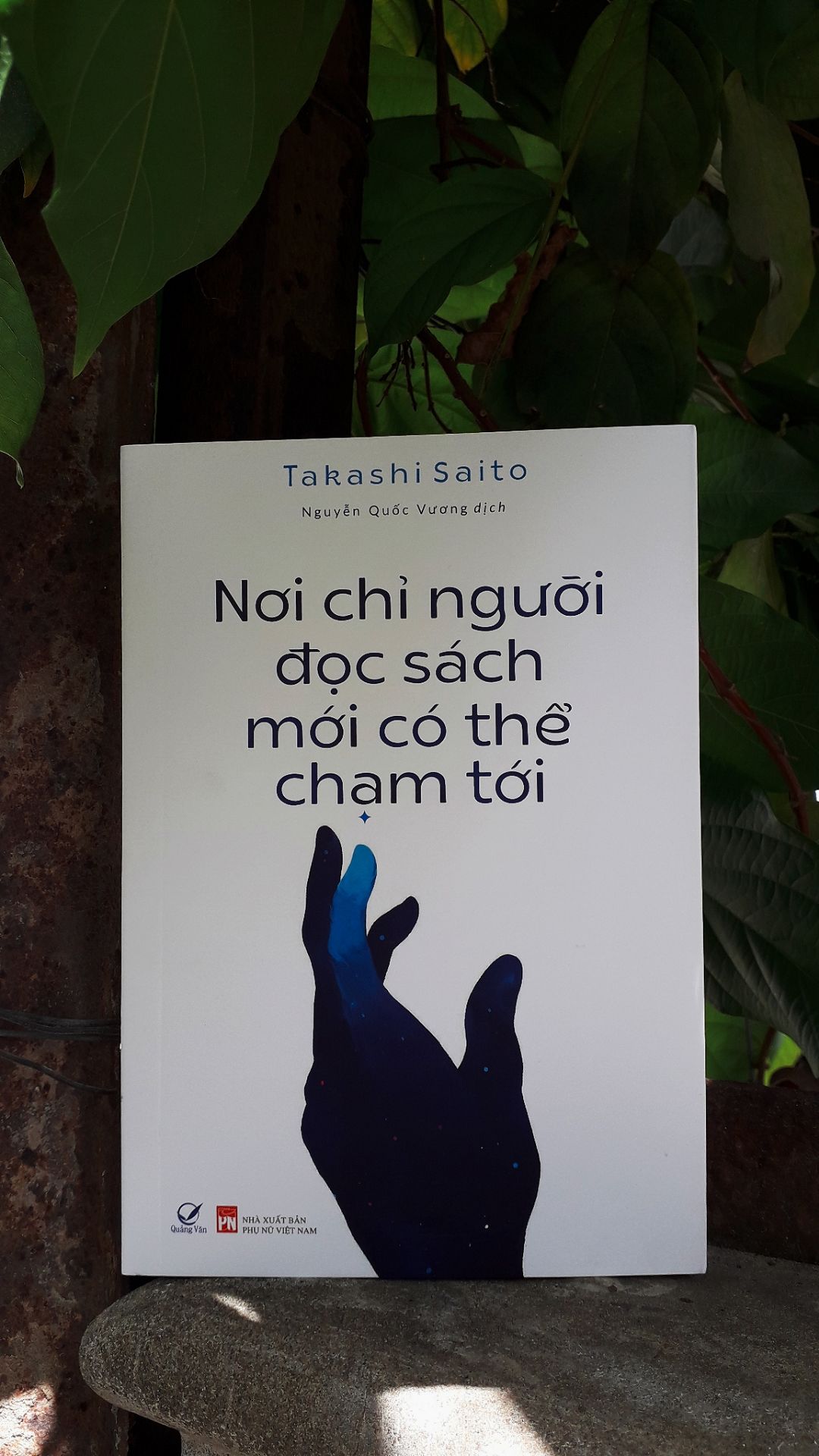 Mình mua 2 cuốn, một cho mình và một mình đem tặng - cho một người em cũng đam mê đọc sách giống như mình. Mua trên Tiki trading giao nhanh, vì mình đang cần gấp sách này. Cảm ơn anh shipper đã giao, thái độ của anh lúc cũng lịch sự.

Mình tình cờ biết đến tự sách này, giây phút đầu tiên là mình nghĩ ngay đến người em của mình. Từ ngày biết em, mình cảm thấy sở thích đọc sách này không còn làm mình cô độc nữa, chẳng qua là mình chưa gặp được những người thích đọc giống mình.

Đọc sách nhiều sẽ thay đổi được tư duy, thay đổi tư duy thì sẽ thay đổi được nhận thức và hành động. Mong rằng các bạn yêu thích đọc sách sẽ tìm và đọc cuốn này, tìm thấy sự đồng cảm nội tâm là điều mà rất nhiề người yêu sách luôn muốn tìm thấy và có được.