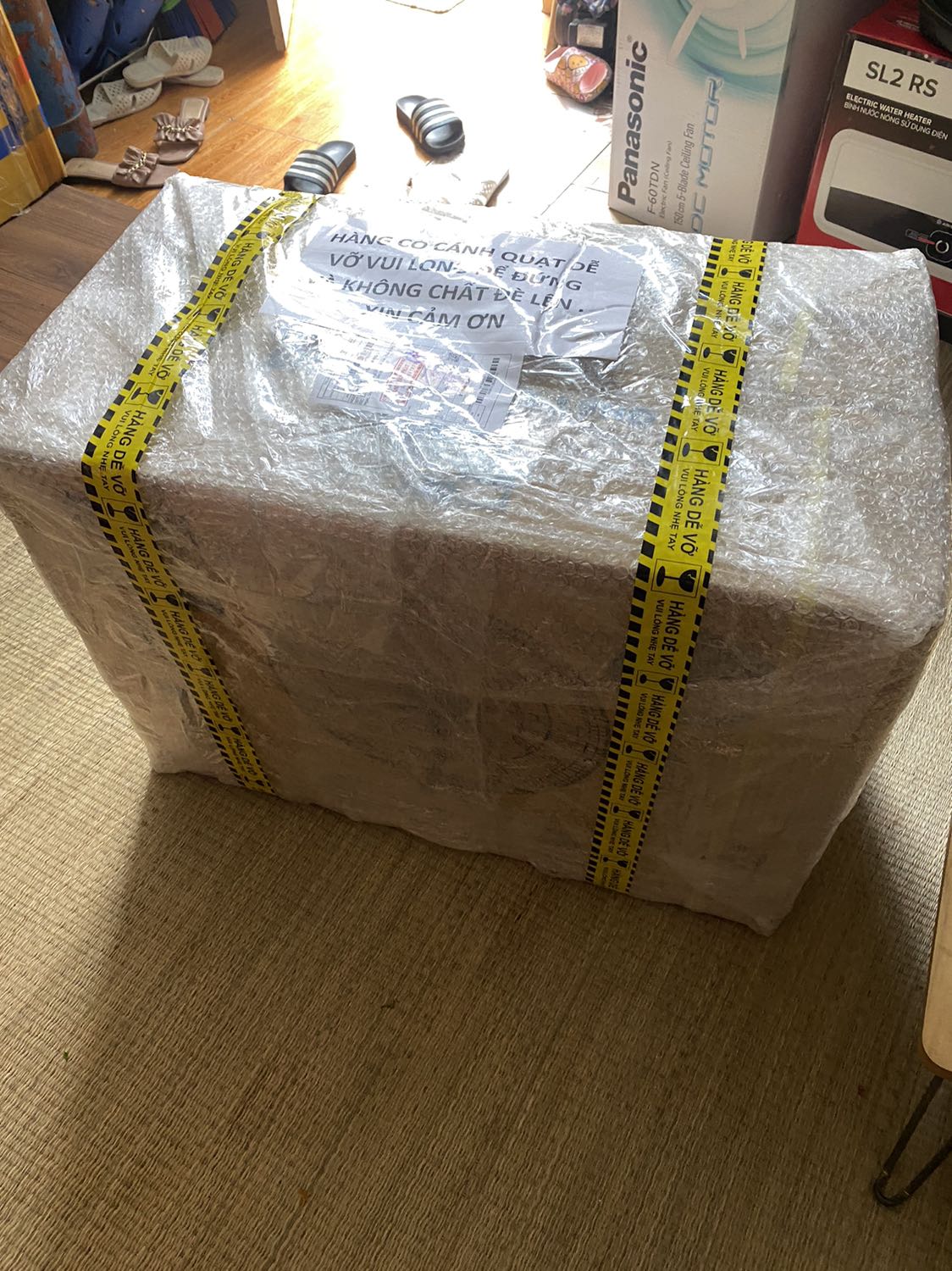 Hàng nhận được nguyên thùng, chất lượng thì *** thử thấy ok, đóng gói gọn gàng, cẩn thận. Shop nhắn tin, gọi điện hỗ trợ nhiệt tình. Điểm k hài lòng và đang cần khiếu nại với TiKi và đơn vị vận chuyển. Thái độ làm việc của đồng chí giao hàng rất chi là hách dịch, tiền cước vận chuyển và quy cách đóng gói là do TiKi và nhà bán hàng thống nhất và quy định, người mua đã thanh toán đủ cước vận chuyển, vậy mà ban đầu nhân viên giao hàng gọi điện yêu cầu mh ra kho hàng để nhận hàng, sau khi mh nói k giao thì hoàn hàng về,,bắt đầu giở giọng E giao hàng vào A hỗ trợ E thêm tiền ship. Chả hiểu Tiki vận hành giao nhận hàng kiểu gì?… Cần 1 lời giải thích.