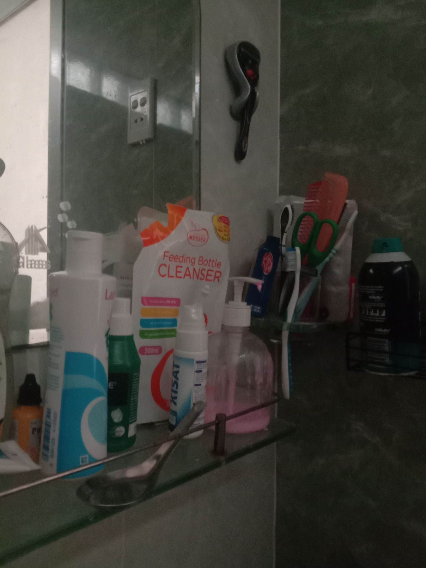 hài lòng vì giao rất nhanh, mình đang cần gấp. có điều khi giao đến thấy cái hộp dụng cụ rửa bình bị bung ra như hình chứ ko nguyên hộp.