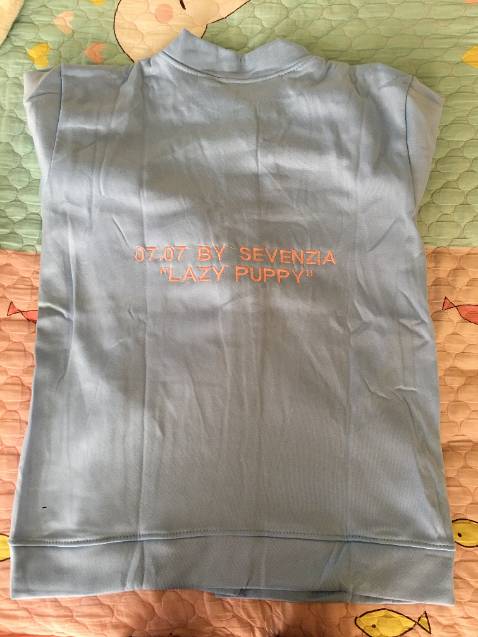 Cái màu xanh ngoài đời không bao giờ được như trên hình :)). Áo siêu về rộng nhan, bơi thoải mái lun. Mà cái chữ phía sau lưng màu hồng chứ không phải màu trắng như hình của shop. Kiểu vải này thì mình mua nhiều nên thấy okie, phía ngoài k mướt lắm nhưng lớp nỉ phía trong ấm. Giặt mấy lần cũng hơi xù nhưng mặc chủ yếu ở nhà nên hem vấn đề gì, lúc mua tính cả rồi ahihi.