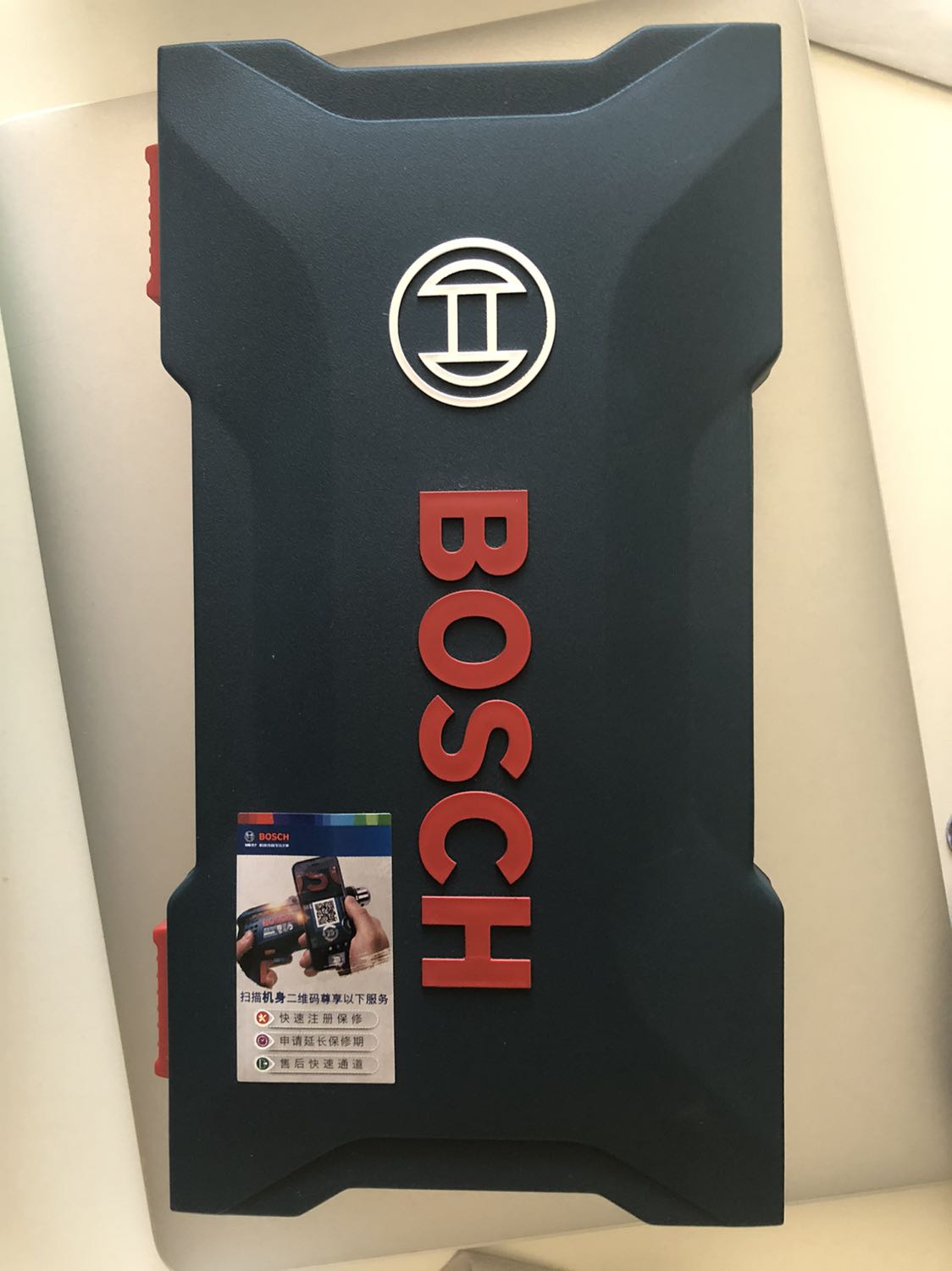 Giao hàng bị chậm 3 ngày nhưng thông cảm được do dịch. Hộp đã bị mở từ trước, có thể để dán tem bảo hành. Trên máy có khá nhiều bụi và cảm giác ko mới lắm. Hoạt động thì ổn định. Lực vặn mạnh.