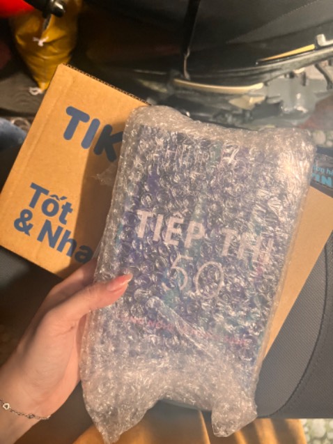 💯 cho TiKi
Mua sách ở TiKi là hoàn toàn xứng đáng, giá rẻ mà còn đặt hàng lúc 1h30 mà 3h30 giao tại nhà rồi - nhanh (giao trong 2H)
Đóng gói kỹ, có túi chống sốc và sách nguyên seal đàng hoàng 🫶
Nội dung của sách thì được mọi người khen nhiều, nên không có gì bàn cãi cho các dân Maketers 🙌 Trang giấy sách loại bóng trơn, trông rất đẹp như tạp chí 🫶