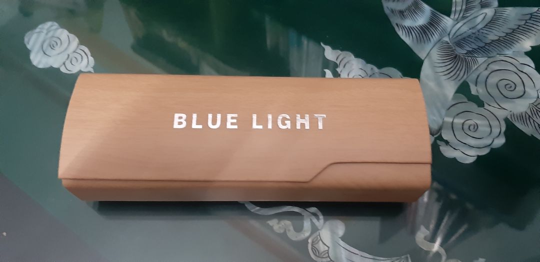 Kính đẹp chất lượng giống hình, được tặng thêm đồ gỡ vít kính, đóng gói cẩn thận. Shop bán hàng uy tín nè