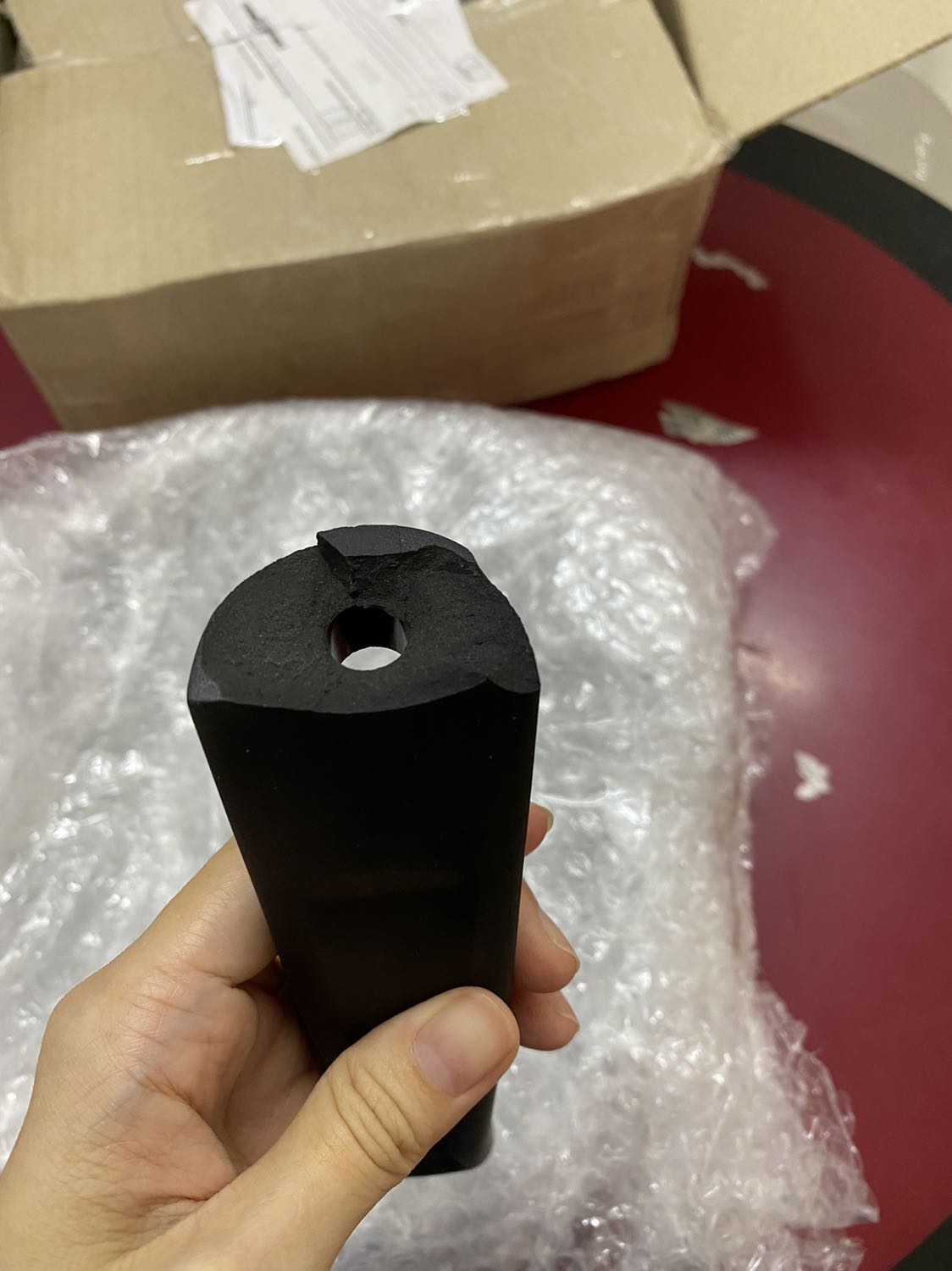 Sản phẩm giao tới đã bị gãy tay cầm. Không sử dụng được. Shop liên hệ đổi lại cái khác giùm nhé. Cảm ơn!