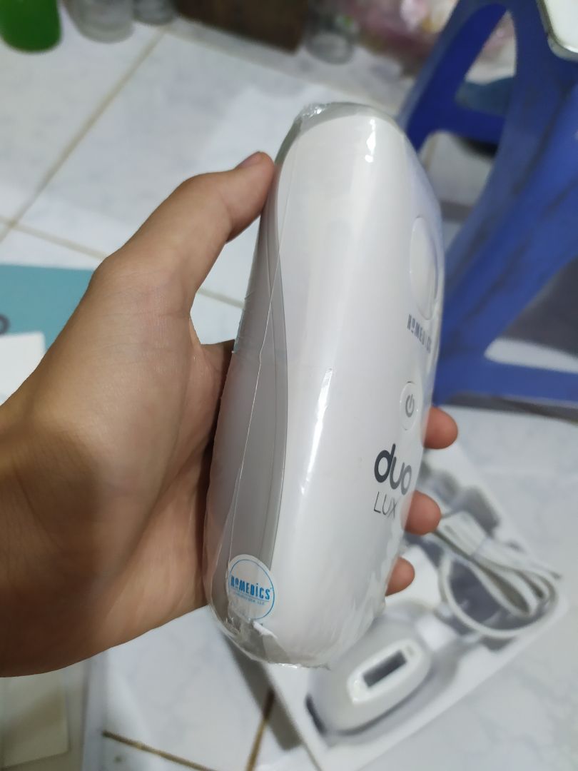 mình đánh giá rất cao khâu vận chuyển nha, gói hàng kĩ đến mức mà mình ko thể tháo hộp ra luôn, hộp ko bị móp méo gì cả, trên hình là những gì mình nhận được, giá lúc mua: 4812k đã giảm giá. bên trong máy vẫn đc bọc rất kỹ càng. lúc *** thử mức 1 thì hết hồn luôn, sau đó mình nâng dần lên mức 5 và thấy cảm giác nhói rất bình thường, ko giật mình như lần đầu nữa, những chỗ lông mình cạo bị xót thì nó quéo lại và có mùi khét, ánh sáng phát ra khá chói mắt nên mình ko dám nhìn thẳng khi bấm nút, mình làm chưa quen nên triệt ko đều, kết quả sau lần triệt đầu tiên là tay đỏ và rát. sau vài tháng nữa mình sẽ quay lại review tiếp
