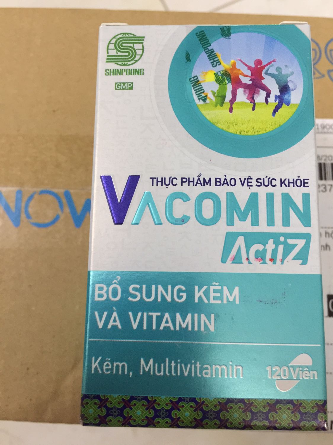 Tiki giao hàng đúng hẹn, đóng gói đẹp. Sản phẩm như hình. Mà vỏ hộp sp có chữ hàn in chìm thấy lạ.  Tóc mình rụng nhiều, hỏi người bạn là dược sĩ nói mình chắc thiếu kẽm, thử bổ sung kẽm xem sao. Tìm trên mạng thấy sản phẩm này vừa có kẽm vừa có nhiều vitamin B, C, E nữa , nên mình chọn dùng thử, cũng để tăng sức đề kháng mùa dịch này