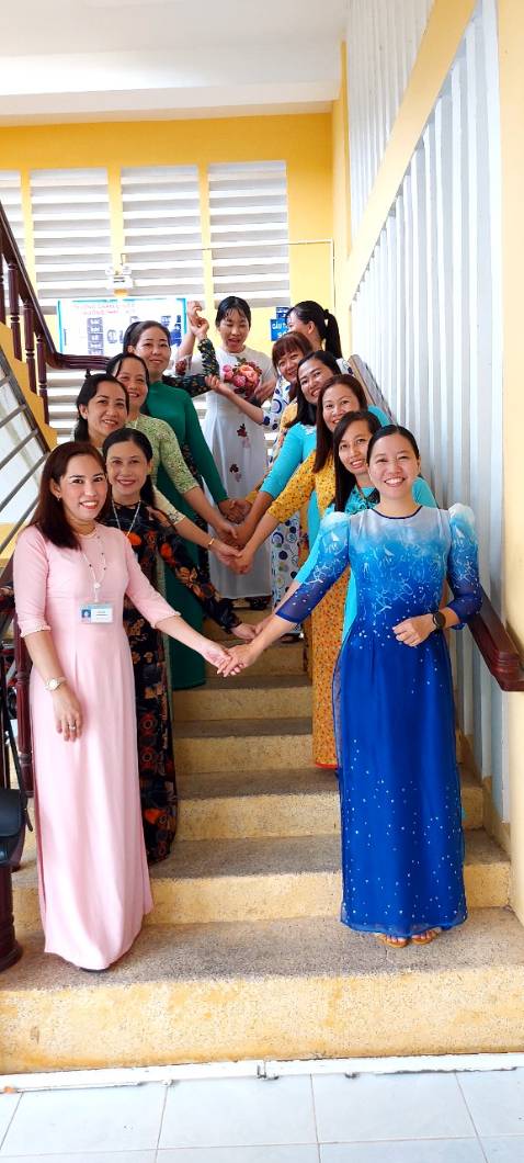 Hài lòng. Sản phẩm thẩm thấu nhanh vào da, nâng tông trắng tự nhiên, không gây bết dính hay đóng bợn trắng như 1 số loại kem khác. Tuy nhiên, chức năng cấp ẩm chưa cao.