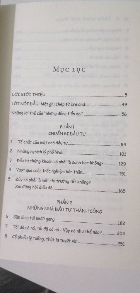 Một cuốn sách có thể không được biên phiên dịch tốt và đôi khi gây khó chịu. Ví dụ nhỏ như người dịch không hiểu khái niệm "giao dịch viên trong ngày" và thường xuyên dùng thành "giao dịch viên giao dịch ban ngày". Hay như nhiều câu tối nghĩa kiểu: "Liệu lọai cổ phiếu Nifty Fifty ngày nay có phải chịu một cuộc xuống giá giống như cơn sốt giá *** hay không là điều ao ai cũng đều dự đoán." Cuốn sách cũng có phần Mục lục kỳ lạ nhất khi nằm ở trang 50 của quyển sách. Vâng, và đây là bản tái bản thứ mười!