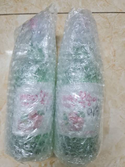 Đóng gói cẩn thận. Giao hàng khá nhanh. Hương vị rất đặc biệt. Soju mình thích nhất  Jinro . Nói chung là chim ưng nhé mọi người.