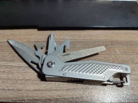 Cầm chắc tay, cảm giác chất thép tốt, để xem về lâu dài có ok k