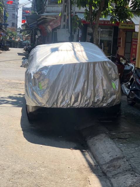 Bạt đẹp, vừa vặn với ô tô , hy vọng ko bị bong tróc nhanh dưới nhiệt độ 40 độ như mấy hôm nay. Sp khá dai, không bị biến dạng hay đàn hồi. dùng này là ổn vì nếu dễ dãn thì nắng nóng dễ bị chảy ra., nhưng hàng không sao, nên dùng rất thích. Màu sắc tráng bạc đẹp mắt, nên giảm đc mấy độ so với ngoài trời, đồ đạc để trong xe cũng yên tâm hơn!! 

Shop giao hagf nhanh, tinh thần cầu thị tốt, viết đánh giá sâu sắc nhờ thư ngỏ của shop này, đại ý là có vấn đề gi thì báo shop để bảo hành và sửa đổi nếu có lỗi gì!! Mình đặt có 2 ngày có hàng à, bên shop cũng bán khan lau xe cũng rất thích, có điều mình đang cần tìm thêm cái bọc vô lăng mà ko thấy bán, baoh bán thế nhỉ? Báo cho tôi để tôi xem xem. Cccm nên mua nhé! Tôi sẽ còn ủng hộ shop này