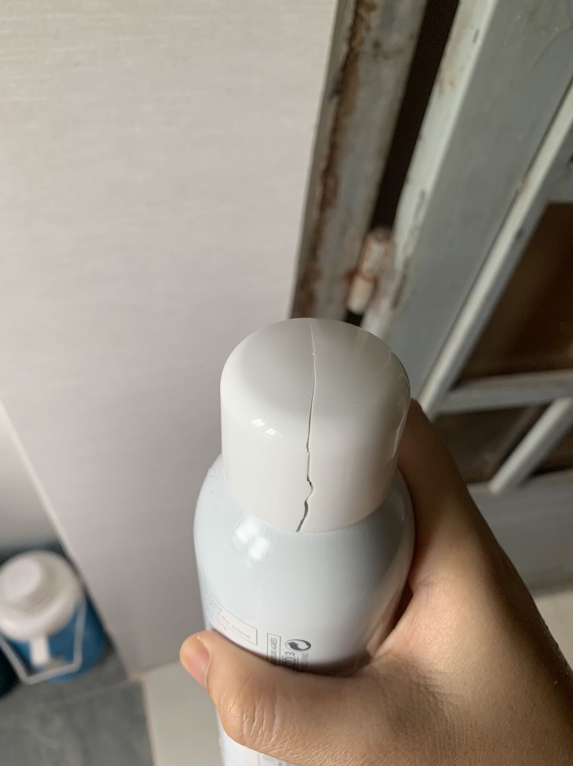 Mong đợi hàng về, cuối cùng chưa khui đã bể nắp chai, mà chai dung tích lớn chứ phải :(((. Hy vọng tiki giao hàng cẩn thận hơn