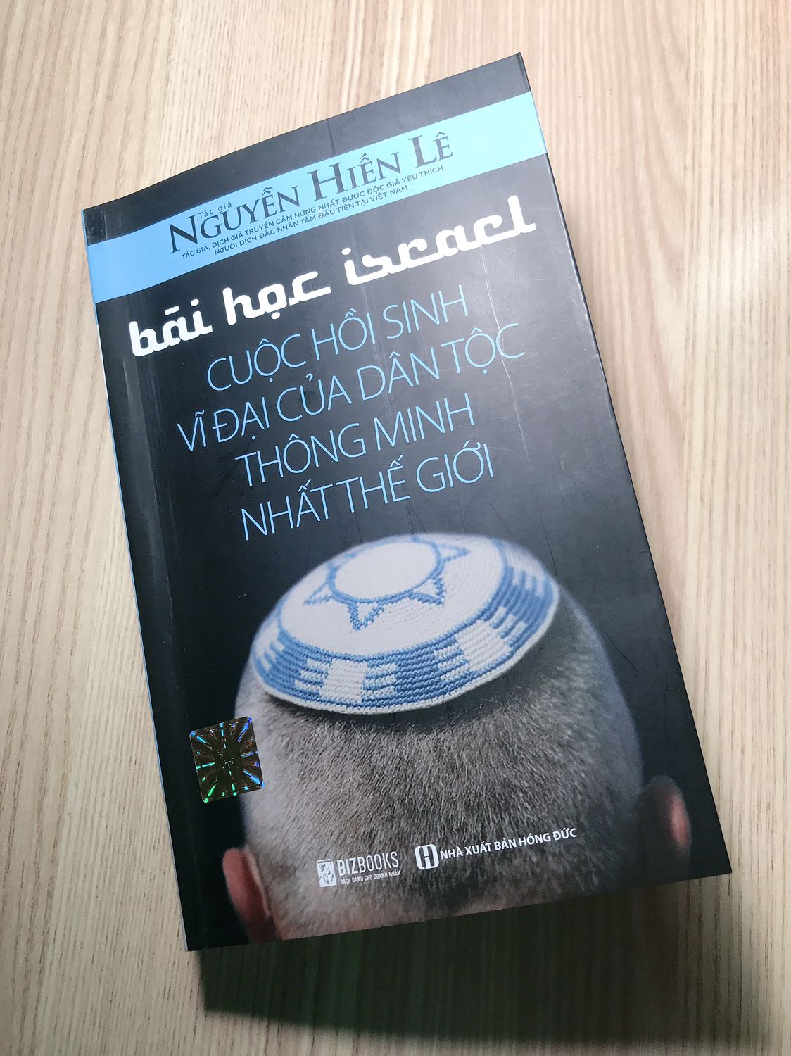 ✍Cầm cuốn sách này,mình đã khóc như một đứa trẻ.

Thằng Tôm còn bảo mẹ đọc sách mà buồn thế thì lần sau những sách này con ko cho mẹ đọc nữa.Con chỉ thik mẹ cười thôi…nghe cưng thật,
nhưng con trai ạ,con đâu có biết nó quá là hay.

Mình nhớ lại cô bé Anna Flank trong cuốn Nhật Kí Anna Flank.Nhớ đến đoạn tác giả cuốn Thép Đã Tôi Thế Đấy viết về một đoạn thảm sát dân Do Thái của Nga Hoàng.Nhớ về một ít mình hiểu đc trong Cựu Ước của sách Kinh Thánh.

Họ đội trên đầu chiếc mũ sợ Chúa,hơn 2000 năm lập quốc rồi lại vong quốc,sống cảnh lưu vong,lang bạt khắp mọi nơi trên thế giới…nhưng luôn vững tin có một ngày sẽ quay trở về Jerusalem…hồi sinh.

Bức tường than khóc-thánh địa Jerusalem,tất cả những gì tàn khốc,huy hoàng nhất về dân tộc Do Thái,hay tư tưởng hồi giáo,sự cuồng đạo đã đc lợi dụng thế nào để là đòn bẩy cho các cuộc chiến tranh ở Trung Đông, ✍Cầm cuốn sách này,mình đã khóc như một đứa trẻ.

Thằng Tôm còn bảo mẹ đọc sách mà buồn thế thì lần sau những sách này con ko cho mẹ đọc nữa.Con chỉ thik mẹ cười thôi…nghe cưng thật,
nhưng con trai ạ,con đâu có biết nó quá là hay.

Mình nhớ lại cô bé Anna Flank trong cuốn Nhật Kí Anna Flank.Nhớ đến đoạn tác giả cuốn Thép Đã Tôi Thế Đấy viết về một đoạn thảm sát dân Do Thái của Nga Hoàng.Nhớ về một ít mình hiểu đc trong Cựu Ước của sách Kinh Thánh.

Họ đội trên đầu chiếc mũ sợ Chúa,hơn 2000 năm lập quốc rồi lại vong quốc,sống cảnh lưu vong,lang bạt khắp mọi nơi trên thế giới…nhưng luôn vững tin có một ngày sẽ quay trở về Jerusalem…hồi sinh.

Bức tường than khóc-thánh địa Jerusalem,tất cả những gì tàn khốc,huy hoàng nhất về dân tộc Do Thái,hay như kinh tế,chính trị sự cuồng đạo đc người ta đem ra làm đòn bẩy để khởi động các cuộc chiến tranh ra sao,mng sẽ tìm đc câu trả lời trong cuốn sách này.

Cám ơn bác Nguyễn Hiến Lê-tác giả, dịch giả mình vô cùng yêu thích.Cám ơn mng đã đọc chút review của mình.

#cuộc_hồi_sinh_vĩ_đại_của_dân_tộc_thông_minh_nhất_thế_giới

#NgocDao