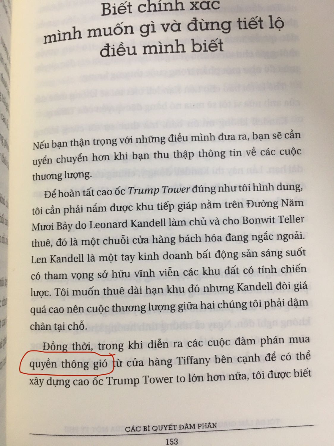Sách còn nhiều lỗi chính tả.
Sách chủ yếu đưa ra nhiều lời khuyên dựa trên những gì ông Trump đã trải qua.
Phần dịch có vài chỗ không sáng ý để người đọc có thể hiểu. Ví dụ đoạn "quyền thông gió". 
Muốn hiểu cuốn này nên đọc cuốn Nghệ thuật đàm phán trước. Art of the deal kể về các sự kiện kinh doanh theo thời gian của Donald Trump nên mình đánh giá nó hấp dẫn hơn How to get rich này.
Tuy nhiên đây cũng vẫn là cuốn sách đáng đọc.