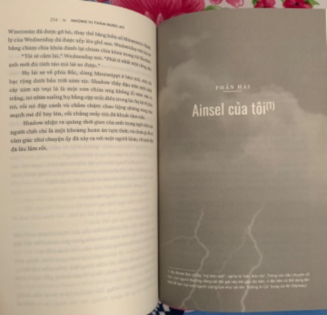 Sách hay, lôi cuốn, thú vị và còn hấp dẫn nữa, sách in sắc nét, đẹp, chất lượng, một điểm trừ là sách dày vậy mà không có 1 bookmark kèm theo. Mất gì mà nhà xuất bản không làm 1 bookmark kèm theo sách để độc giả đọc sách còn đánh dấu trang.