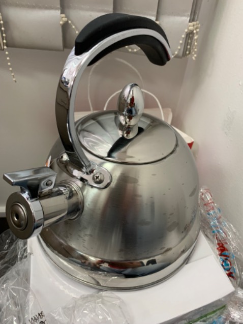 Mới nhận hàng, chưa sử dụng nên chưa biết chất lượng ntn, nhưng khi nhận hàng ấm bị các vết như thế này.