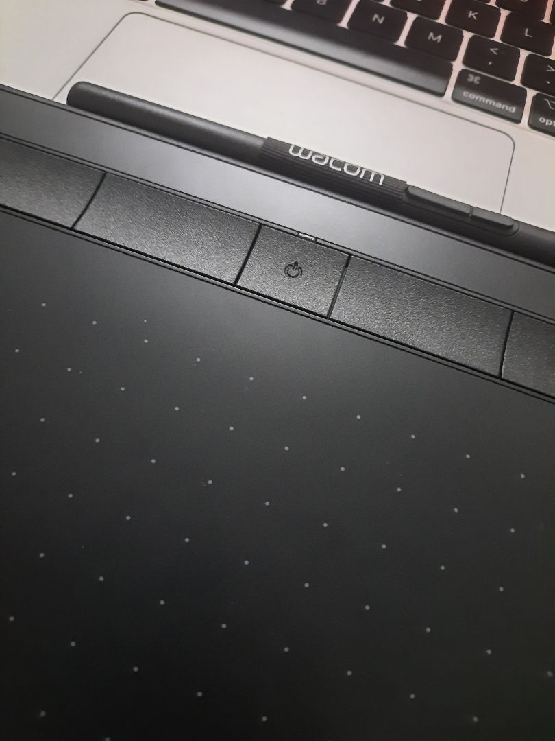 Sản phẩm chính hãng, giao nhanh lắm luôn. Trong vòng 24h là có hàng. Các bạn thích viết bài trên máy tính (onenote) có thể dùng pen tablet thay cho ipad luôn í. Chi phí hợp lý hơn nhiều.