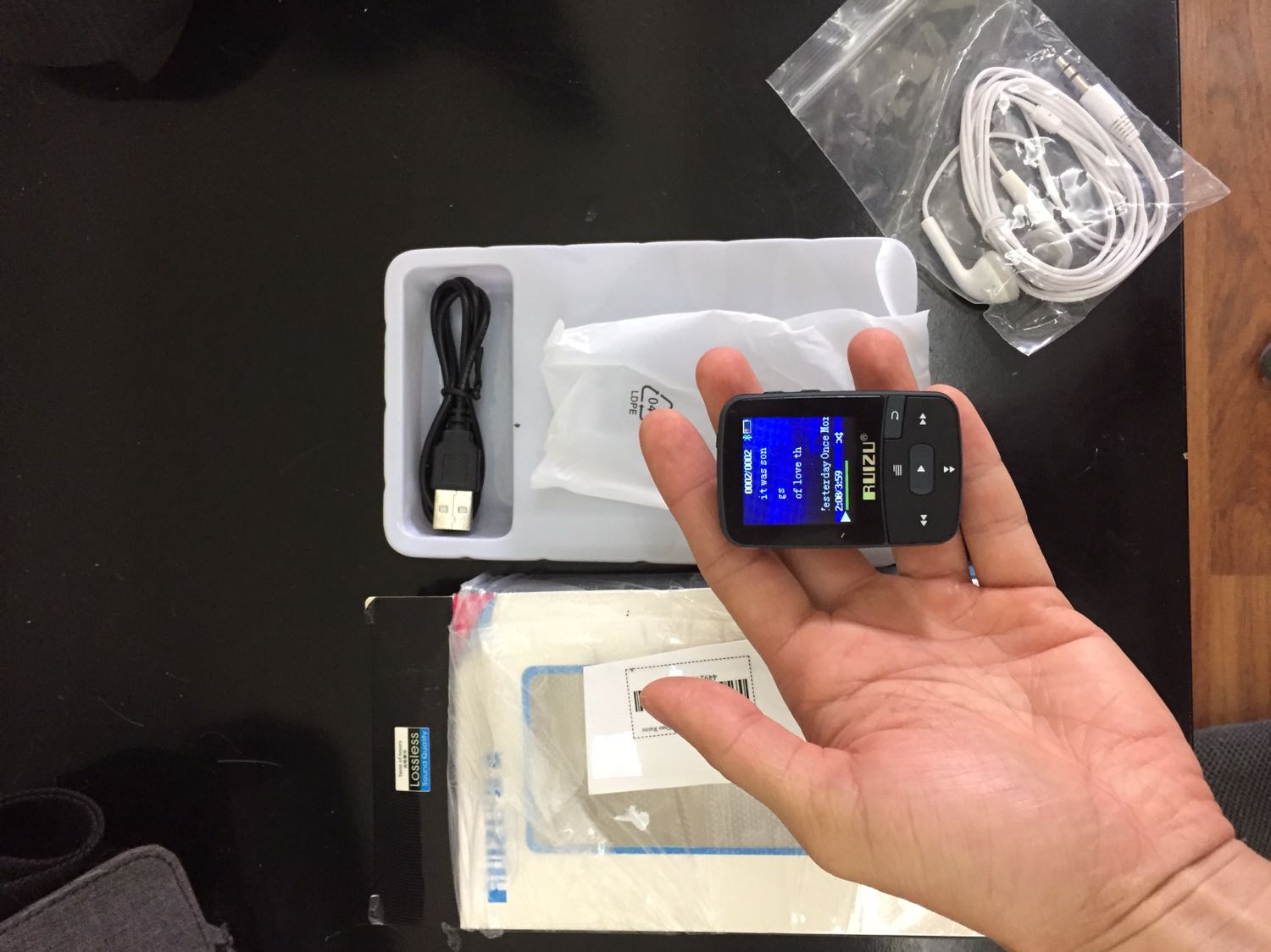 Tiki giao hàng nhanh, đóng gói cẩn thận. 
Sản phẩm gia công tốt, đẹp y hình, kẹp chắc chắn. Bluetooth hoạt động hiệu quả. Âm thanh chất lượng trong tầm giá!