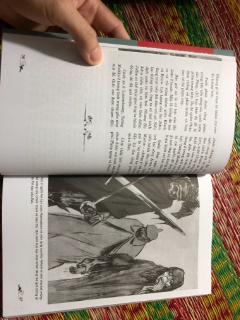 Ngoài ảnh tư liệu còn có cả tranh minh họa, giúp người đọc tiếp nhận thông tin nhanh và dễ hiểu hơn. Nội dung sách rất bổ ích. Mình rất hài lòng về bộ sách.