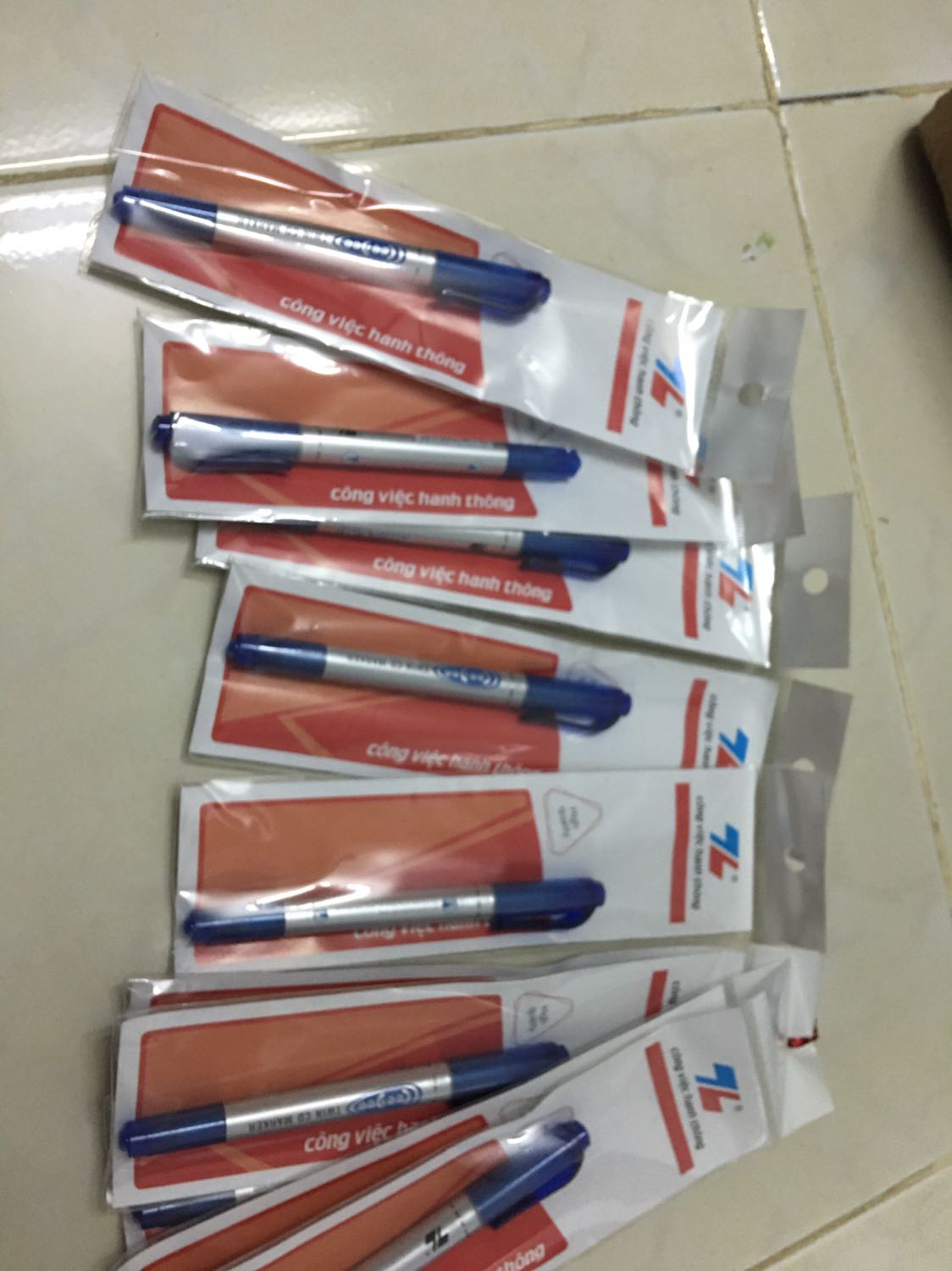 - Dịch vụ: giao hàng đúng hạn, shipper thân thiện.
- Sản phẩm: chất lượng về các loại bút của Thiên Long thì không còn gì bàn cải nữa rồi. Màu mực chuẩn, khi viết ra đường nét mực rất đẹp, không bị lem như nhiều loại bút khác.
Phải nói là cực kì, cực kì hoài lòng luôn, từ lúc bé xíu đến bây giờ mình vẫn luôn xài bút của Thiên Long và sau này cũng vẫn vậy. 
Cám ơn Thiên Long đã cho mình những trải nghiệm tốt nhất!