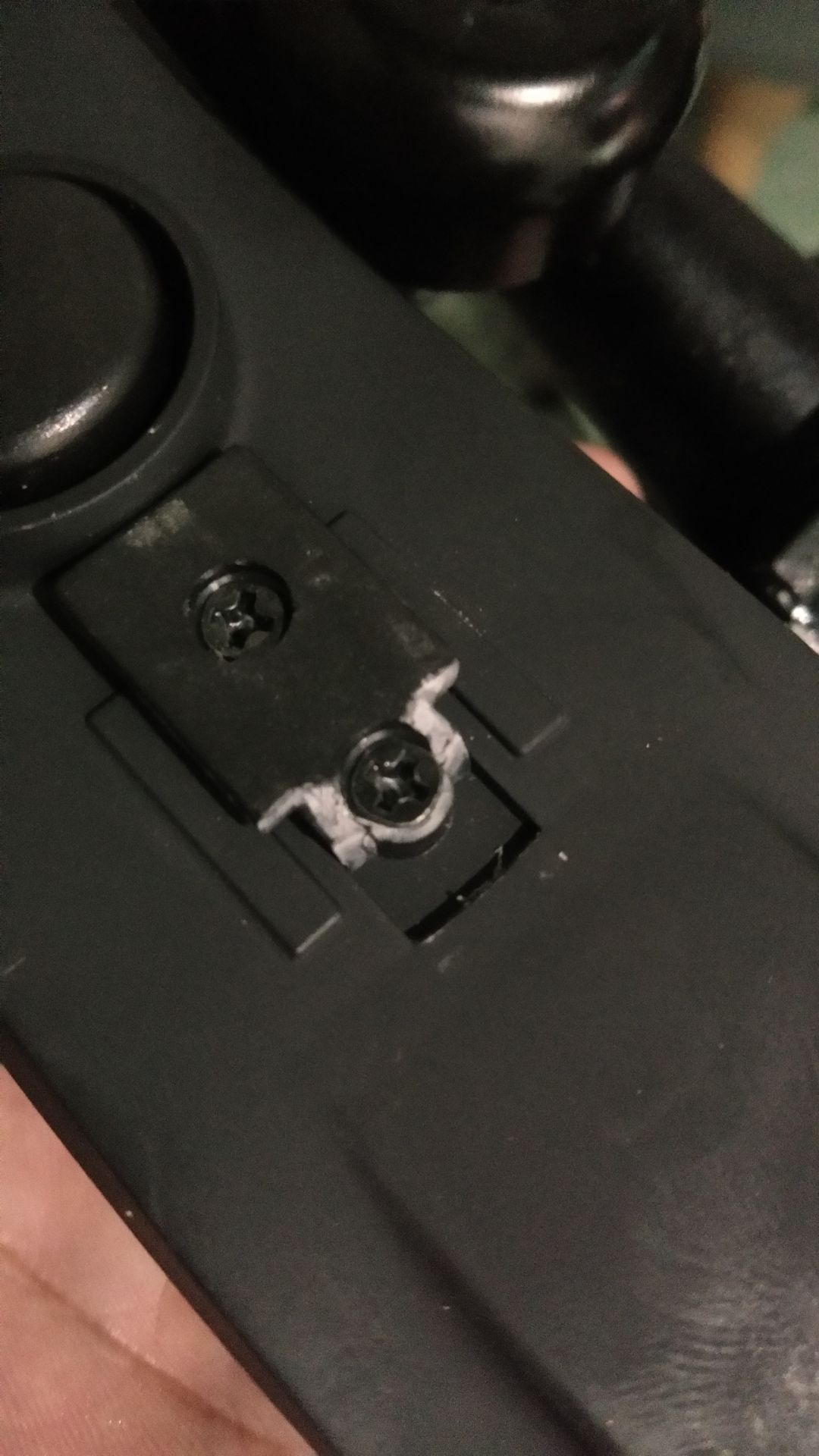 ko hài long một tí nào cả hàng gửi đến lâu.  mà vừa dùng được mấy hôm đang đi tự nhiên gãy rơi ra rất ko vui may ko cài điện thoai vào đấy