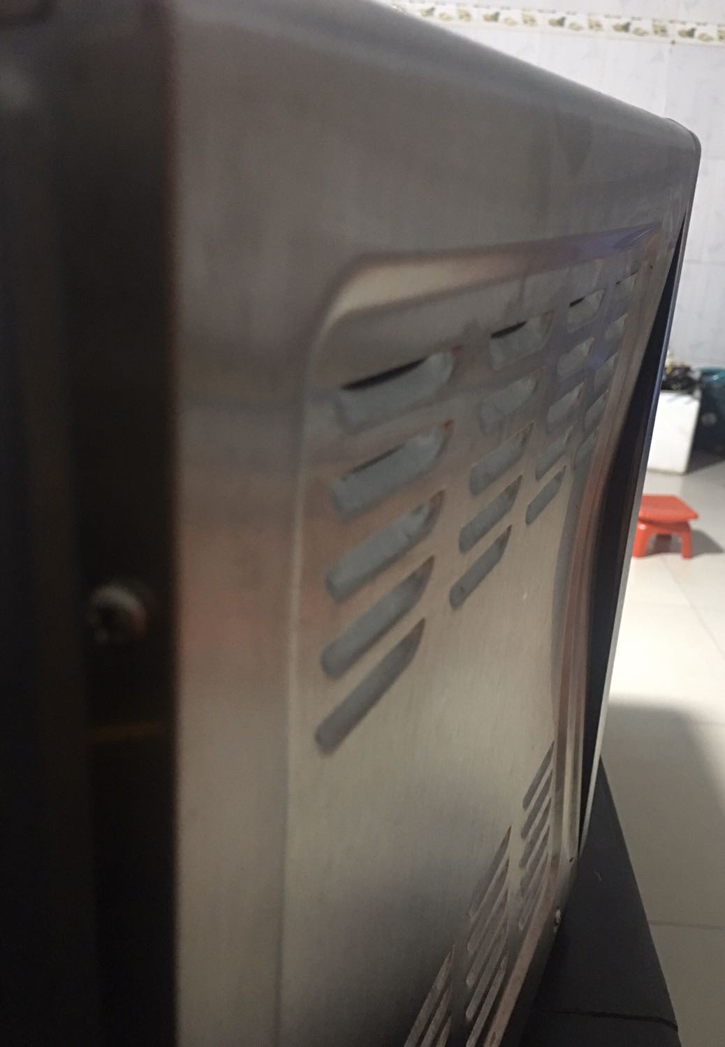 Mình nhận hàng ngày 3/4, đèn lò lúc sáng lúc không, thanh nhiệt trên và dưới lúc nóng lúc không. Phải chờ tới 16/4 để nhân viên tiki tới lấy lò đem đi bảo hành. Sau hơn 1 tháng chờ đợi, ngày 22/5 nhận được lò từ bên tiki với tình trạng hai bên thành lò nướng bị móp méo biến dạng. Lên hệ tổng đài thì tiki từ chối chịu tránh nhiệm. Mình thường xuyên mua hàng của tiki trading, từ điện thoại tới đồ dùng gia đình, quần áo, mỹ phẩm nhưng đây là lần đầu tiên tiki khiến mình cực kì cực kì thất vọng. Mong tiki giải đáp giúp mình !!!