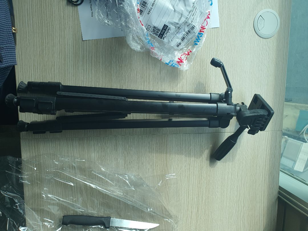 Giao ko đúng sản phẩm, khác xa so với mô tả quảng cáo, xước, ko có remote, ko có kẹp điện thoại kèm theo. Yêu cầu thu hồi đổi lại đúng mã đã đặt hàng