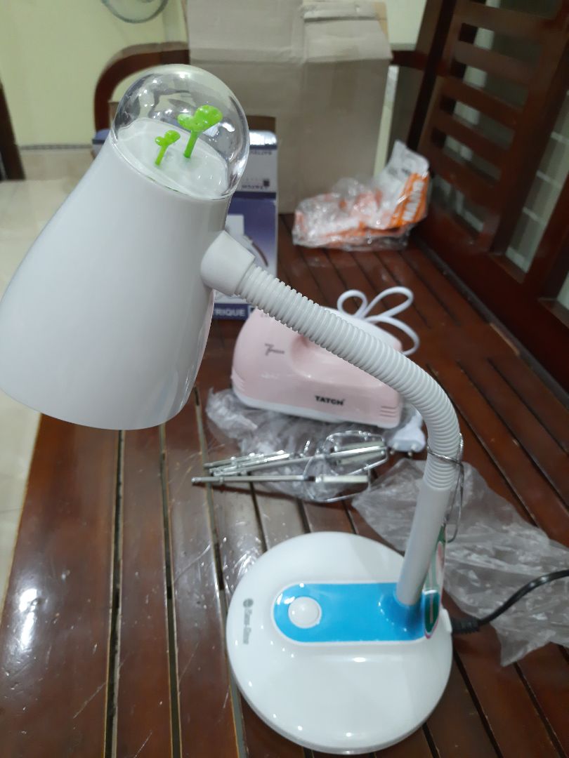 đèn của Rạng Đông thì chất lượng khỏi phải bàn. May mắn là đèn mình màu vàng đúng theo mong đợi của mình. Đèn có trang trí 2 cái mầm trông khác là cute?. Ship tiki thì miễn chê