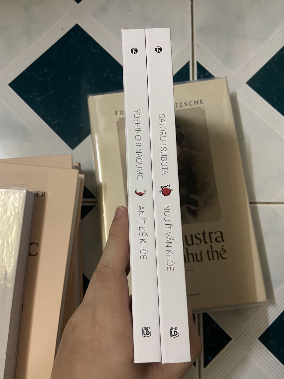 Sách có bìa gập, gáy sách ổn, không bị gãy hay bong. Nội dung thực tiễn và dễ hiểu. Tuy nhiên có áp dụng thành công được hay không thì phải xem mỗi người thực hành nó thế nào.