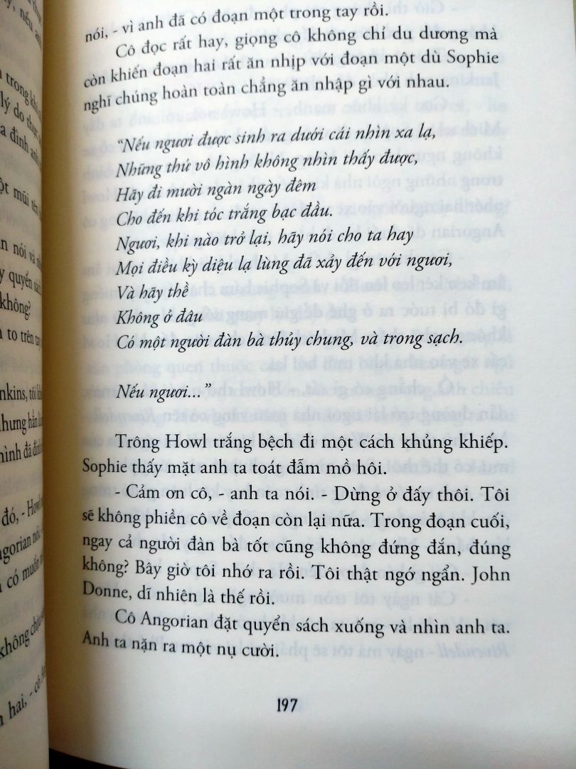 Một cuốn sách tuyệt vời về tình yêu, sự chia sẻ, cảm thông và tình bạn. Phim đã đưa mình đến với truyện nhưng cuốn truyện này đã khiến mình đọc hết các cuốn còn lại của tác giả. 

Lâu đài bay thực sự đã xây dựng hình ảnh nhân vật xuất sắc. Qua từng chương truyện mình thấy được sự trưởng thành của từng nhân vật. Hiểu được những khúc mắc chưa thể giải đáp được trong phim. Và cái kết thật đẹp của câu chuyện. 

Đọc cả ba cuốn trong bộ truyện này của tác giả mình thích nhất cuốn này.  Cảm ơn Tiki đã ship hàng siêu nhanh, sách siêu đẹp.
