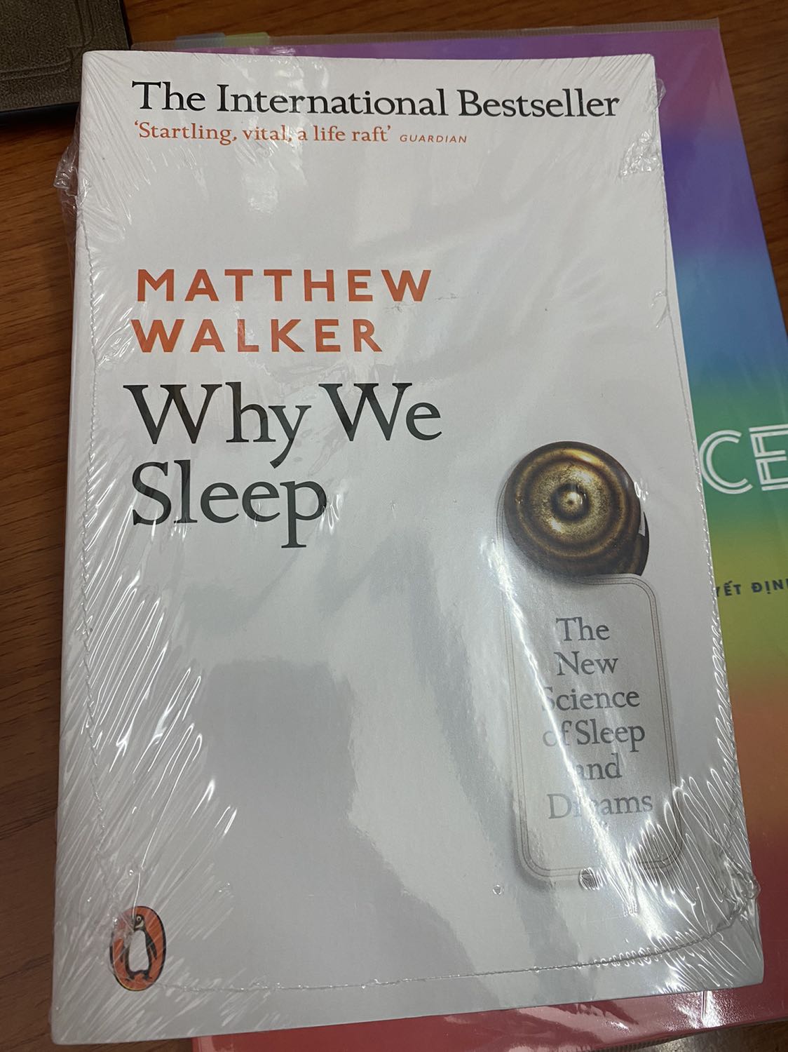 Đóng gói cẩn thận, giao hàng nhanh. Mình đặt hôm qua, sáng bay đã có (Mình ở SG). Nội dung sách rất hay, đã đọc bản tiếng Việt nhưng muốn mua bản tiếng anh để đọc lại và học tiếng anh luôn. Giấy sách bột, hơi mỏng, chữ cũng hơi nhỏ (size 10 thì phải).