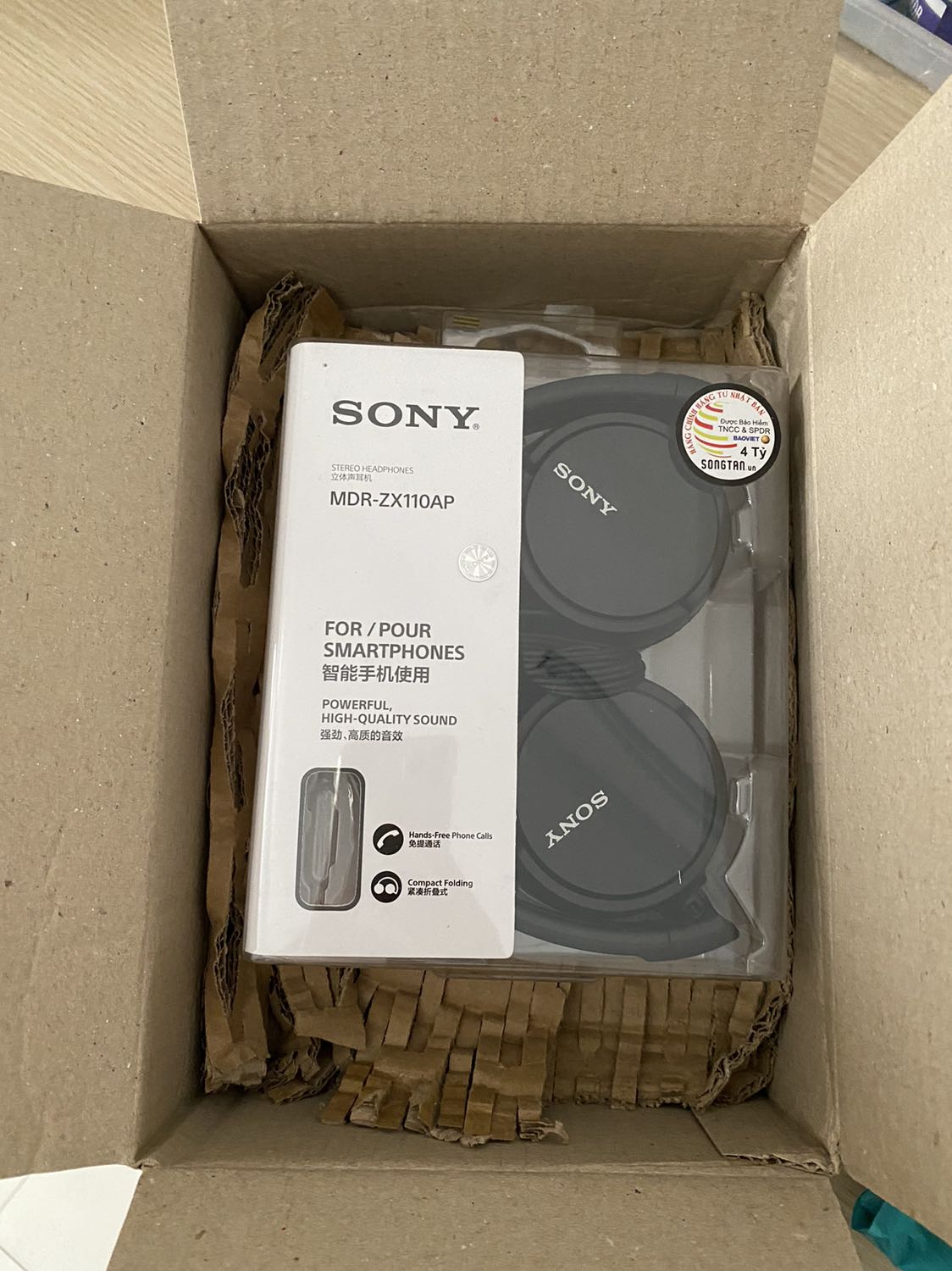 Khi mình nhận sp và trả lại Tiki bảo hành thì còn nguyên vẹn, không bị rầy xước. Đến khi mình nhận lại sp đã BH thì rầy xước như hình…mà Tiki báo với mình là sp nhận lại đã có dấu hiệu rầy xước. Trong khi hình ảnh chứng minh không rầy sước gì. Mình thấy Tiki giải quyết không đúng sự thật và ko có hình ảnh hay gì chứng mình là khi mình giao sp đã rầy. Mình thấy tiki CSKH ko tốt, ko đúng.