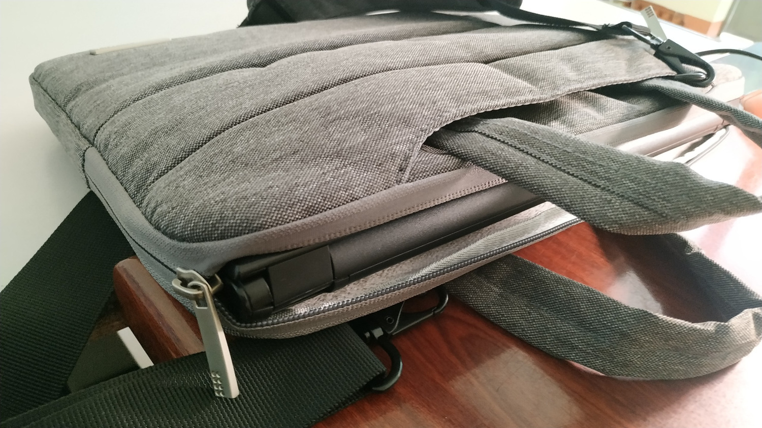 Chất lượng bình thường, laptop mình 14inch, mua loại túi 14inch mà đựng không vừa chứ nói gì đựng đêm sạc, chuột và 1 vài thứ nữa như quảng cáo.