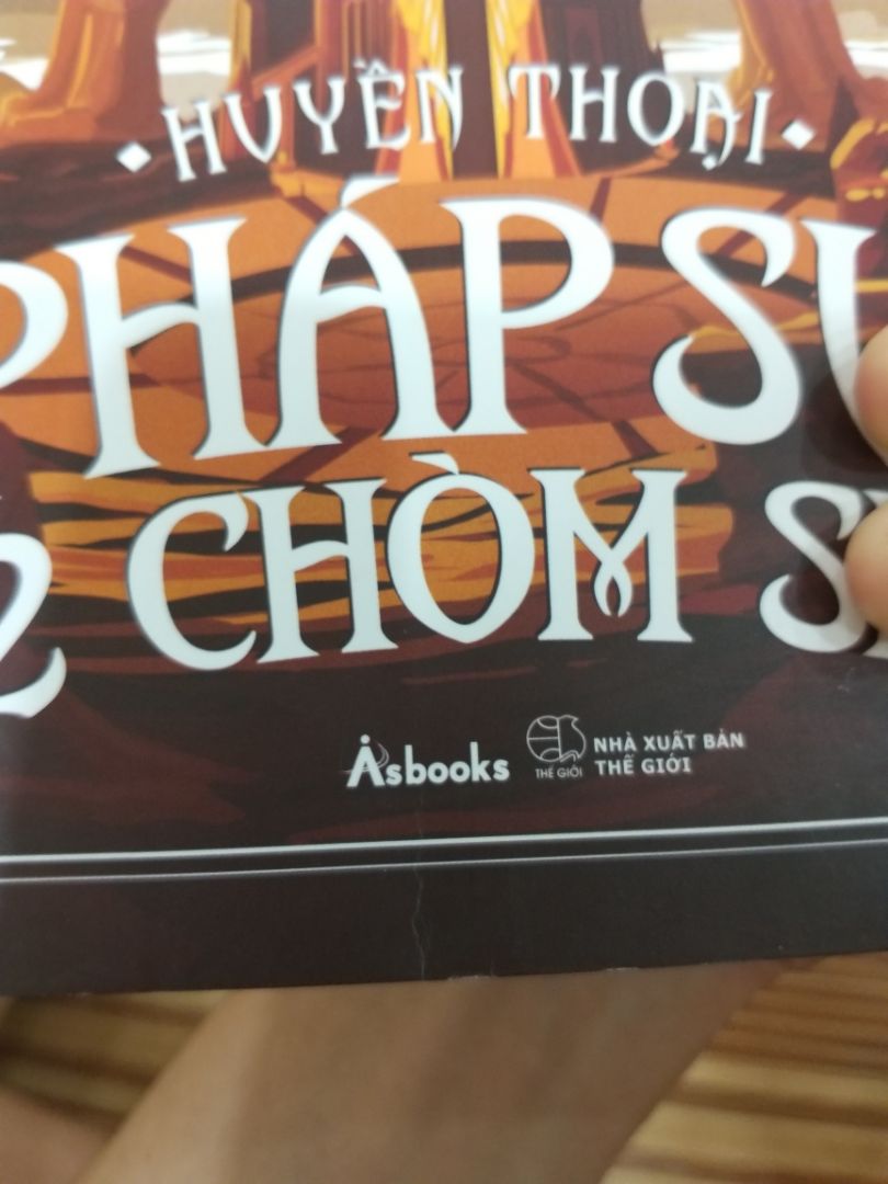 Mặc dù chưa đọc nhưng lúc nhận sách đã k có cảm tình rồi. Mình đặt sách hộ cháu, vậy mà lúc mở hộp ra đã thấy cực kì bất mãn. Sách cong bờ gáy, bị quăn mép bìa, đã vậy còn có nếp nhăn trên sách. Không biết có phải gửi cho mình hàng trưng bày không, nhưng nhận sách thế này làm mình cảm thấy thất vọng về dịch vụ của tiki. Hàng giảm giá thì cũng nên đảm bảo chất lượng cho người đọc chứ. Sản phẩm lần này ảnh hưởng nhiều đến hình ảnh của tiki trong mắt mình rồi.