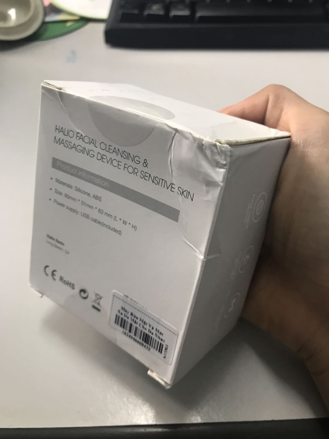 Hộp sp bị móp méo tuy nhiên sp bên trong rất may không vấn đề gì. Máy nằm gọn trong lòng bàn tay. Mình không ưng phần thiết kế nắp sạc, nhựa đóng không chắc chắn và dễ bị vỡ nếu ko rất nhẹ tay lựa lấy ra. Cá nhân mình vẫn thích nắp che chân sạc như halio đời trc hơn. Đúng là dành cho da nhạy cảm các đầu silion kt nhỏ nên sờ siêu mềm.