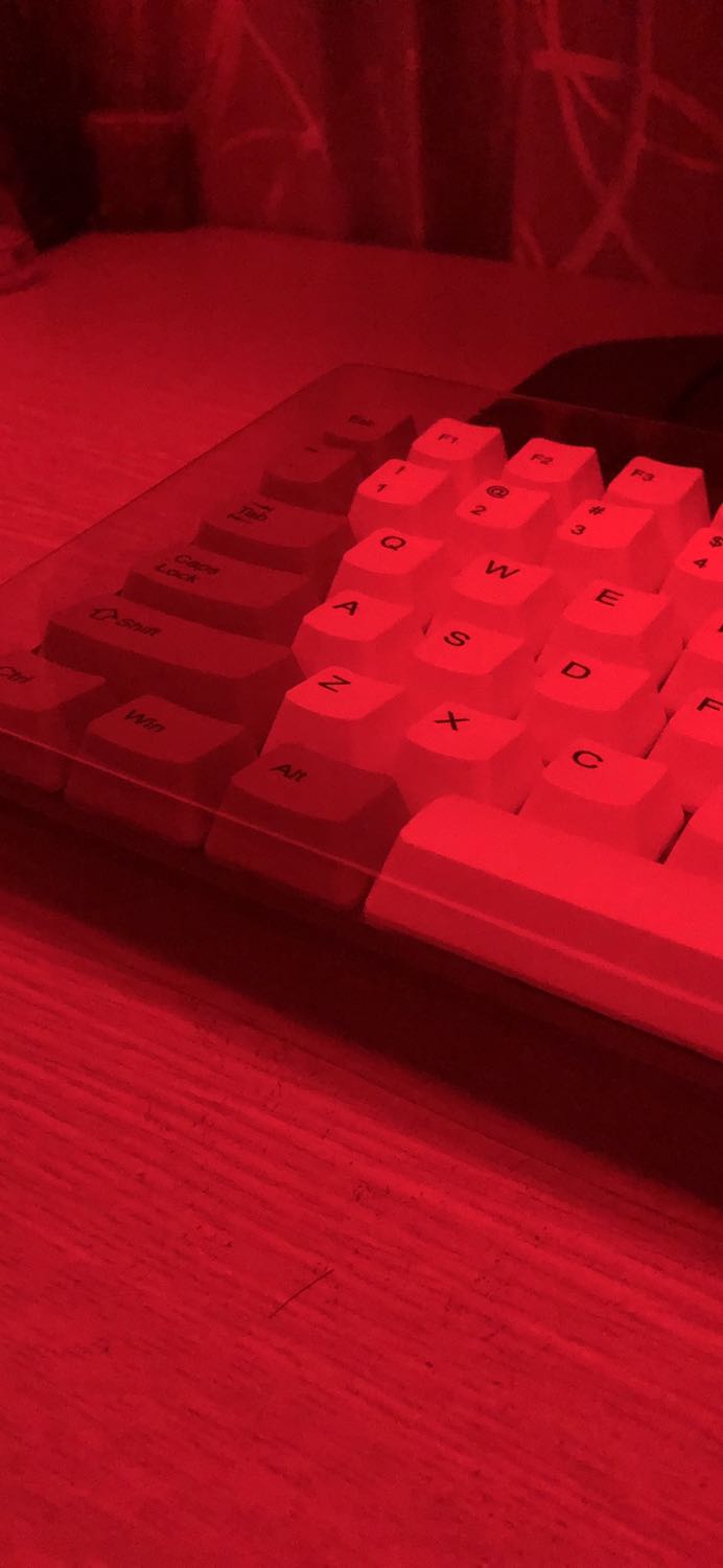 Sản phẩm chất lượng tốt so với giá tiền. Đóng gói cẩn thận. Trong hộp có 1 case nhựa mỏng để đậy phím lại khi không dùng, tránh bụi bẩn 👌 Shop hỗ trợ kịp thời. Ban đầu mình chọn red switch nhưng do hết hàng nên shop đã gợi ý đổi sang brown switch. Mình nhận luôn vì gateron brown switch nghe khá đã.

Tới giờ thì mình mới gặp chút vấn đề với nút backspace thôi. Hôm vừa rồi nó bị kẹt nên ấn 1 lần thôi là bay hết mọi thứ 😅 sau đó mình nhổ keycap lên và lắp lại thì ko bị nữa.


Túm lại là mình thấy rất đáng tiền và phù hợp với các bạn mới dùng. Phím chắc chắn có thể được cải thiện thêm 1 chút vì mình có để ý rằng có 1 vài chỗ chưa nảy đều. Nhưng lỗi cũng ít thôi, ko ảnh hường tới trải nghiệm. Nếu bạn nào kĩ thì có thể đem sửa 1 tí tí tẹo nhé! Với tầm giá này thì mình ưng rùi.