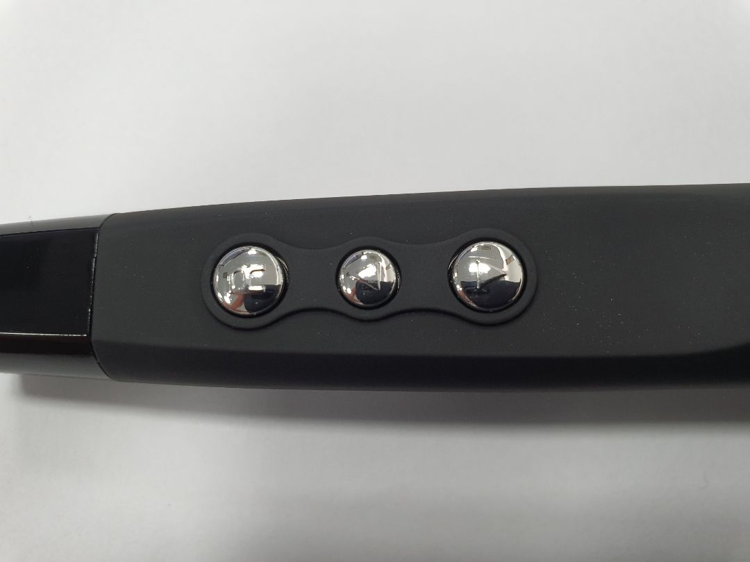 Sản phẩm có 3 chức năng là tới, lùi trang và đèn lazer, chất liệu và thiết kế cầm khá thoải mái, tuy nhiên:
- Hoàn thiện khá thô, không cho cảm giác chắc chắn.
- Nút bấm cứng và kêu cạch cạch rất lớn
- Nút bấm đèn lazer cái của mình ko ổn định, thỉnh thoảng bấm ko ăn
- USB nhận hoàn thiện khá tốt nhưng khá to, cắm vào là nhận được liền (win10)
tổng kết: phù hợp giá tiền nhưng với những ai dùng thường xuyên nên mua con khác