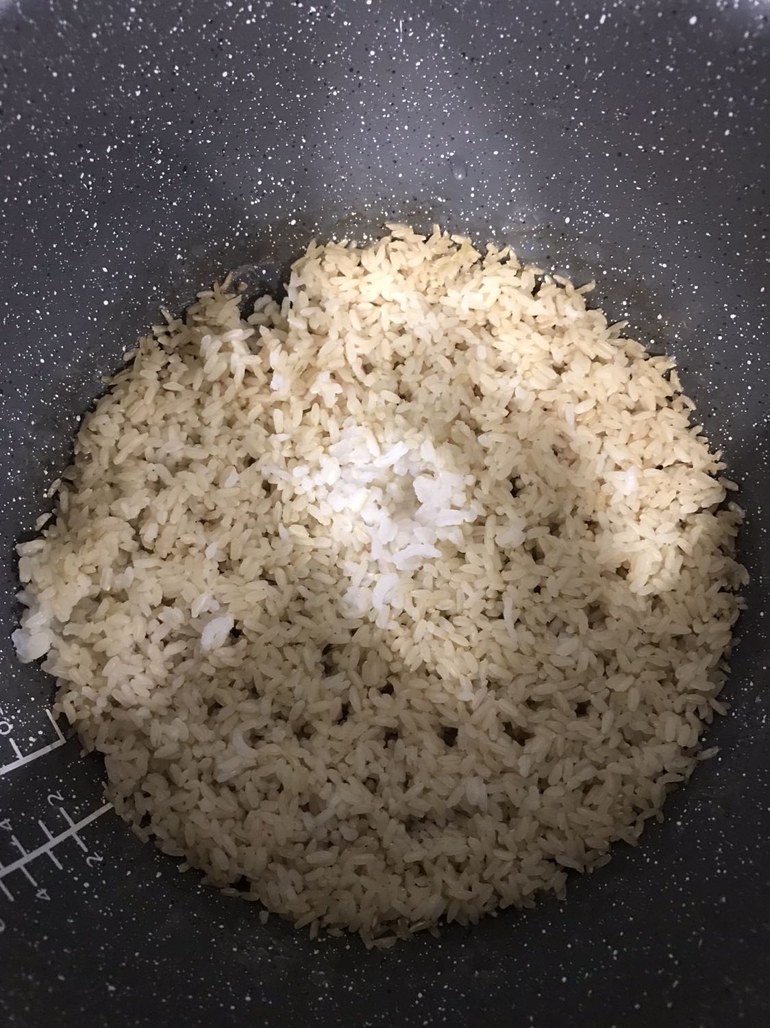 Thất vọng! Không biết nồi Philips kém chất lượng hay là bán cho sản phẩm lỗi!
1. Cơm nấu xong viền thì cháy, giữa thì chảy nước từ vung nhão nhoẹt, ( đính kèm hình chụp).
2. Khi nấu, tiếng nồi điện từ kêu o o từng cơn, Buồn ghê, nếu chưa dùng nồi cao tần IH bao giờ thì ko nói, đằng này đang dùng IH panasonic rồi, êm du, sang gặp quả này dở khóc, 
Mặc dù Tikinow giao hàng nhanh, 2-3h nhận đc hàng, nhưng Thật sự giờ ko còn niềm tin khi mua đồ điện tử online. Đề nghị Tiki khắc phục