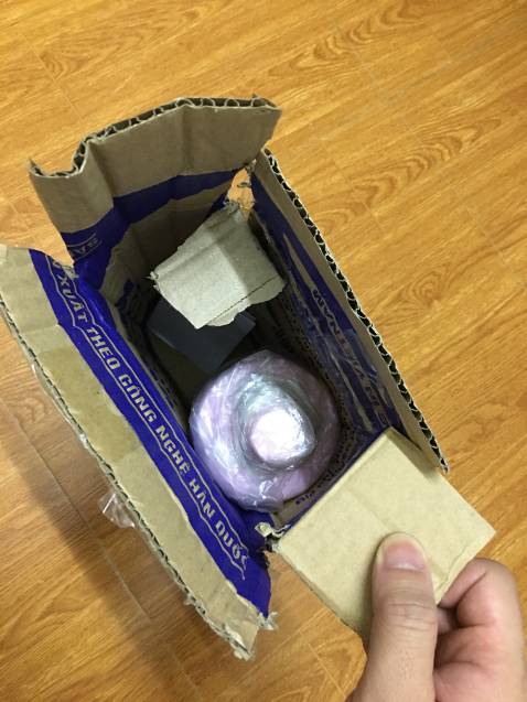 đánh giá là dòng nước tẩy rửa bồn cầu hando này hoạt tính tẩy rửa mạnh hơn mấy loại của gift hay vim mình đã từng dùng nhiều. bởi khi xịt nước tẩy ra sàn và tường gạch men, ốp gạch men trong phòng tắm là thấy có phản ứng hóa học xảy ra liền + sủi bọt tăm + mùi chất tẩy rửa sộc lên khá là nồng, vì thế khi sử dụng nên đeo khẩu trang nhé, khi dùng chổi hoặc cây cọ rửa thì khói sương phản ứng bay lên nữa cơ, đồng nghĩa với việc là tẩy sạch và sau khi tráng cọ lại nước sạch thì phòng tắm thiết bị vệ sinh bóng sáng hơn, mùi hôi khó chịu cũng đã hết, trước mình tẩy gift nhưng vẫn phảng phất mùi nồng hôi, thử qua hando này thì đã hạn chế đc mùi bay phảng phất bám vào người luôn.