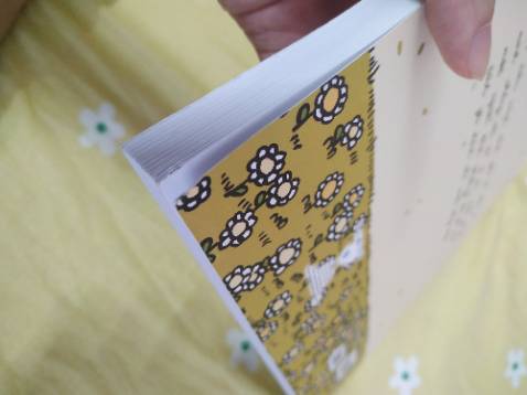 Sách rất dễ thương, có những trang trống cho mọi người bày tỏ tâm sự hay thoải sức trang trí nè, và kèm những  câu chuyện ngắn của tác giả nữa 
P/s: sách khi giao tới bị gãy góc