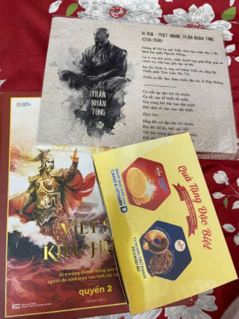 Rất ưng, có đủ cả sách và 4 bậc anh hùng dân tộc, thêm hộp bánh nhỏ xinh shop tâm lý quá 🥰