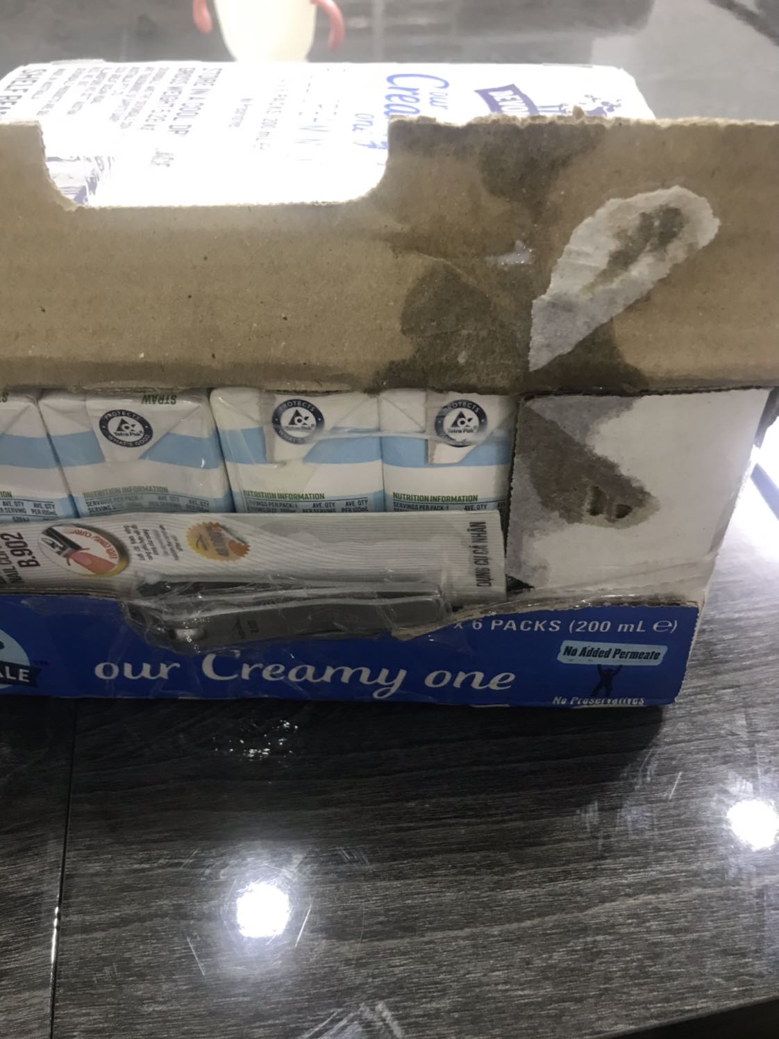 Mới nhận hàng khui ra có 1 hộp đã bị phồng, sữa đổ ra đóng ván khắp thùng. Thùng sữa dễ bể mà Tiki chỉ quấn có 1 lớp màng bọc mỏng bên ngoài, dạo này Tiki đóng đồ chán quá :(