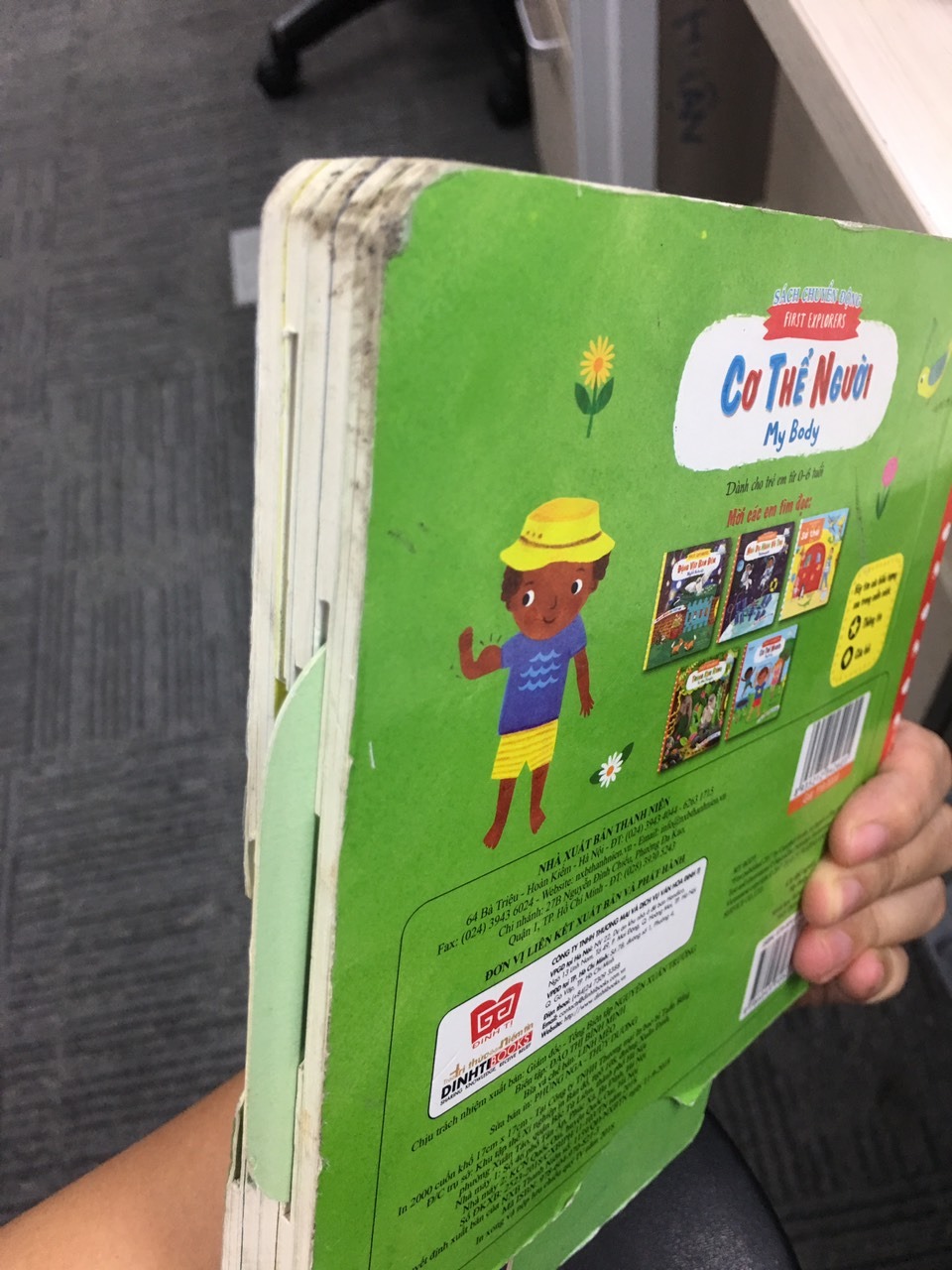 Tôi đã 02 lần gọi điện cho Tiki yêu cầu đổi hàng, bên tiki nói tầm 2-3 ngày sẽ có nhân viên tới lấy và đổi cho tôi.
Vậy mà gần 10 ngày thôi. tôi ko thấy một cuộc gọi lấy hàng về nào của tiki.
Mong các bạn xem xét lại. Tôi mua hàng tiki rất nhiều, nhưng đây là lần đầu nhận được 1 quyển sách nó tệ đến thế, cực kỳ bẩn và rách.