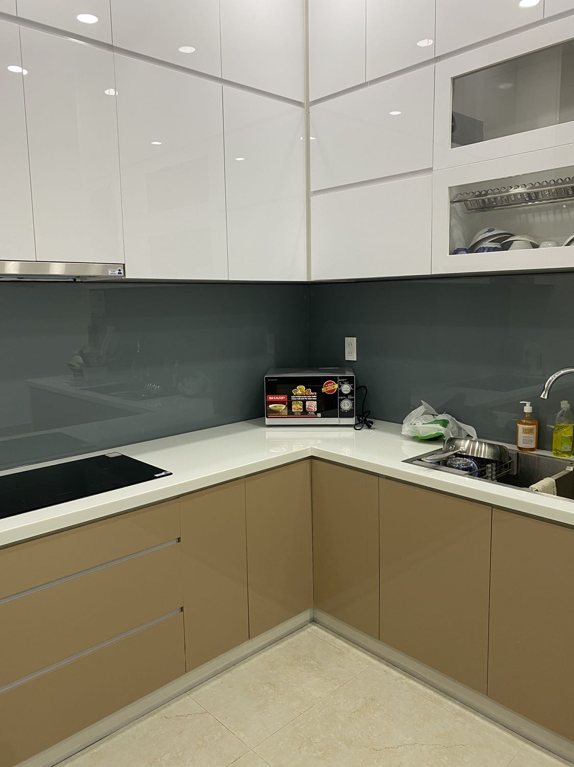 mặc dù hẹn T7 nhưng T6 đã giao rùi, shipper đt báo trc 1 tiếng để confirm mình trc khi ship. lò vi sóng rất đẹp so vs các loại cùng dòng. lúc đóng/mơ kêu khá to tuy nhiên điều này là bthg. giá rất oke lun mình trả bằng thẻ visa nên chỉ còn 1370k, quá hợp lí.