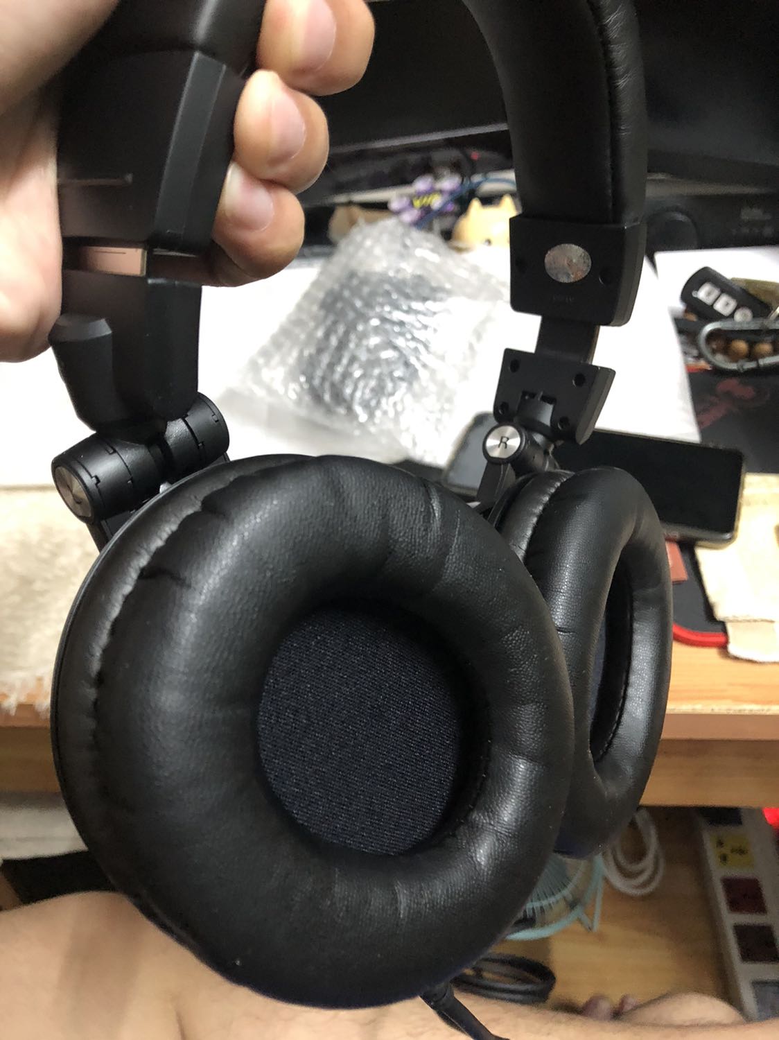 Đúng với 2 chữ huyền thoại, nghe trong, rõ, bass ấm, đeo rất kín tiếng luôn, có đều đeo lâu thì hơi hầm tai, nếu ko quen sẽ rất khó chịu
Nói chung là quá tuyệt vời, rất đáng đồng tiền bát gạo