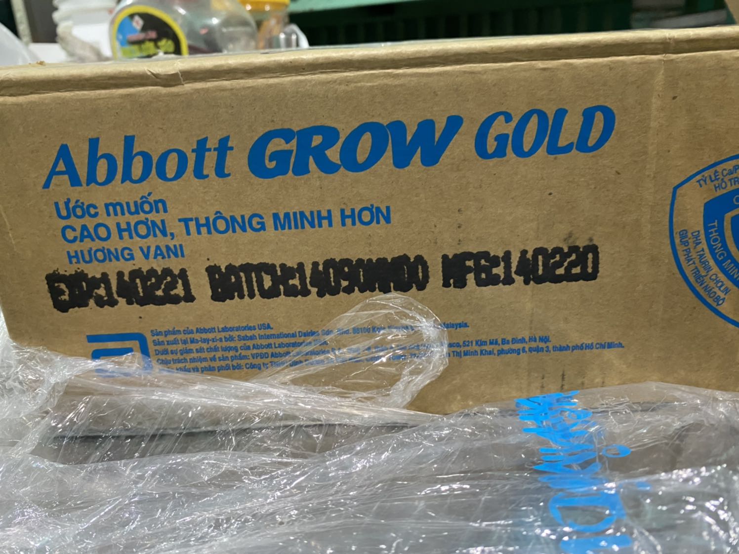 Nhận hàng mở thùng ra có 11 lốc. HSD đóng ngoài thùng thì mờ mịt nhập nhoè. 
Thấy có ghi chú bên ngoài nhưng thực tế ko có giao. Mình là khách hàng lâu năm của Tiki, mua cái gì cũng lên Tiki hết mà liên tục hai trường hợp làm mình thấy thất vọng ghê gớm rồi.